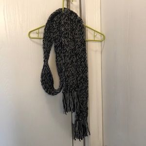 Black and grey knit scarf